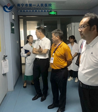 韦金儒院长带领参访人员参观检验科SPD平台.jpg