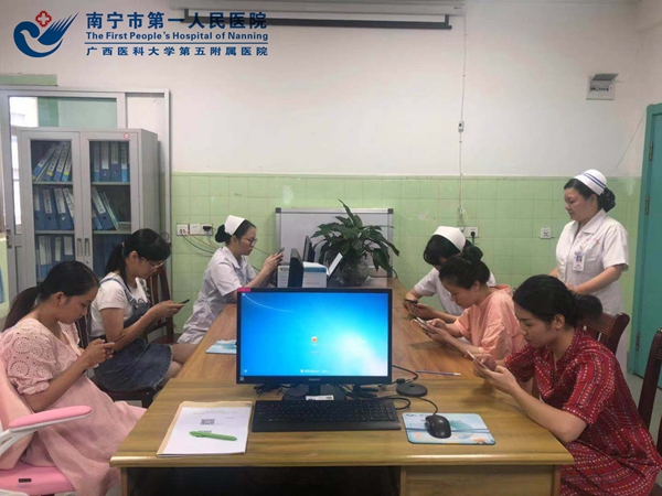 护士长严格监考.jpg