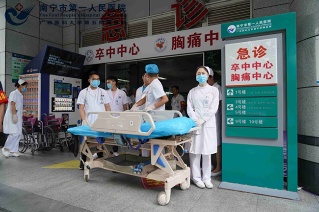 3.应急队员做好接伤员准备.jpg