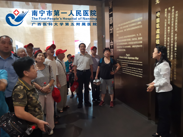 参观展厅.jpg