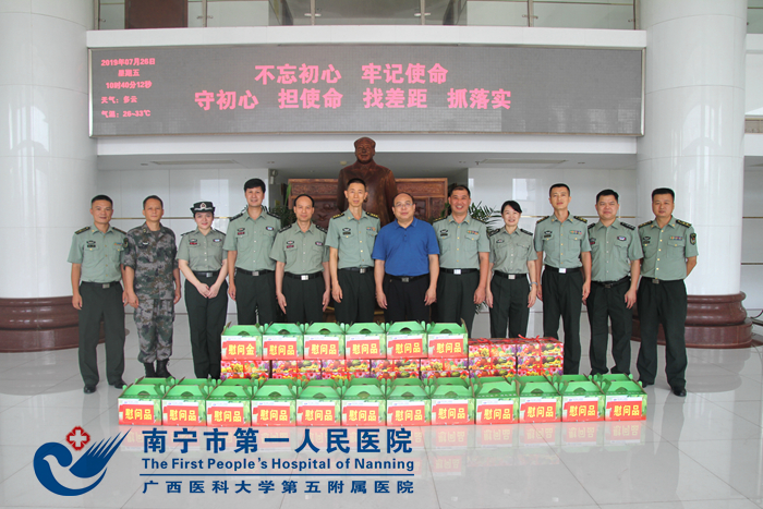 慰问组给部队官兵赠送慰问品.jpg