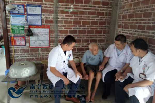 2.图为我院医务人员深入贫困户家庭看望长期卧床老人,提供健康服务.jpg