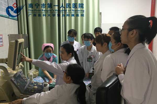 韦主任现场演示颅脑超声扫查.jpg