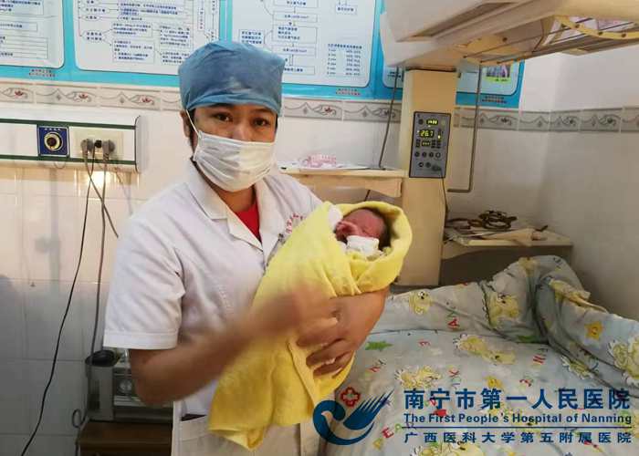2019-7-16伶俐分院产科主任苏艳芳副主任医师与在分院顺产出生的婴儿合影.jpg