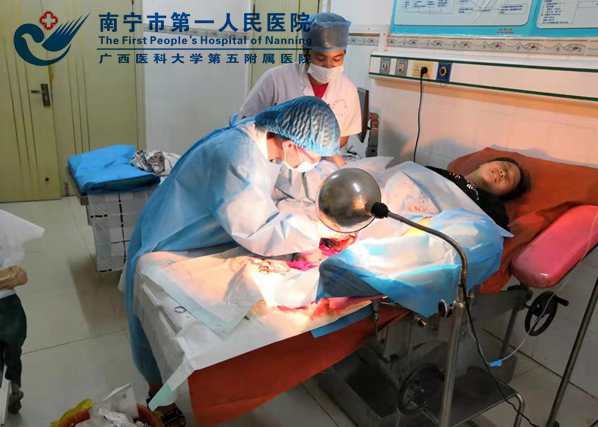 2019-7-16我院派驻伶俐分院产科主任苏艳芳副主任医师指导分院医生做顺产后会阴缝合术.jpg
