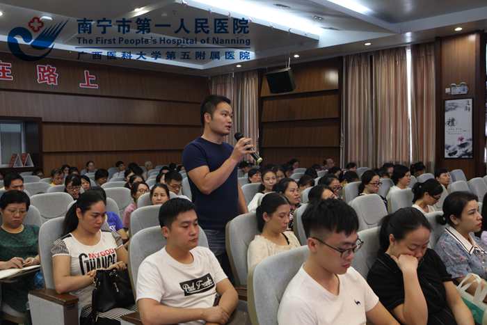 党员代表分享了贴近生活、贴近工作的体会与感悟.jpg
