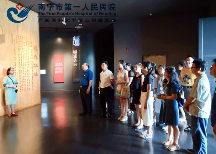 支部党员参观展览.jpg