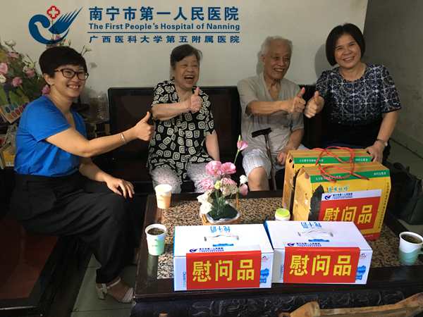 向老党员送去节日的问候.jpg