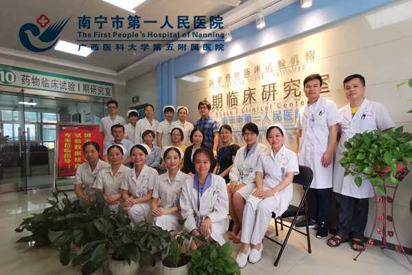 5.图为全体研究人员与专家组合影.jpg