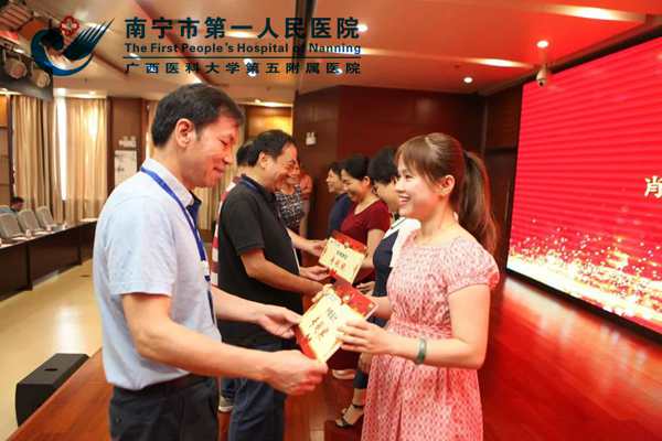院领导为优秀获奖者颁奖.jpg