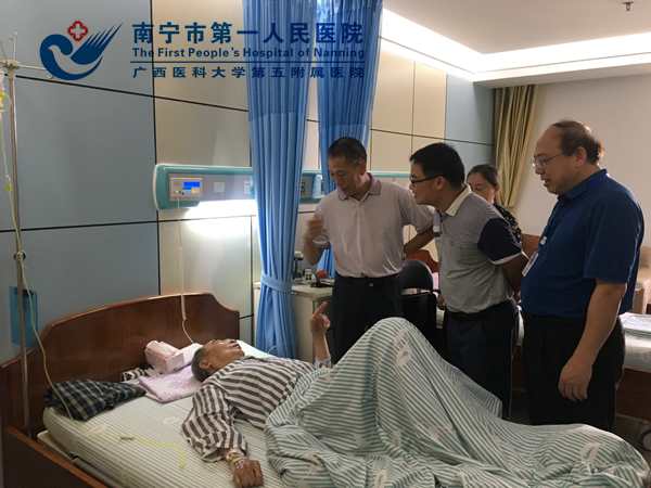 市卫健委领导代表组织给王老送上健康的祝福.jpg