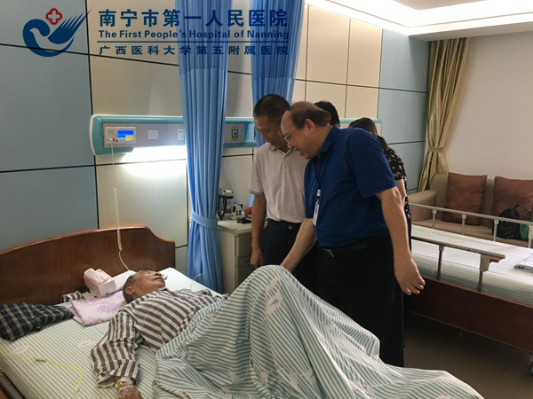 陈波书记关切询问王老身体情况.png