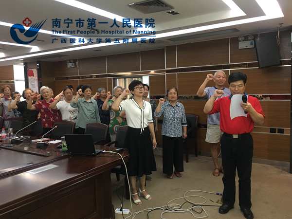 全体在场党员重温了入党誓词.jpg