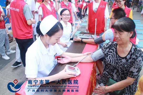 义诊台提供血压测量、健康咨询等义诊服务.jpg