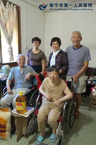 图为离退休党员志愿者慰问李协堃夫妇.jpg