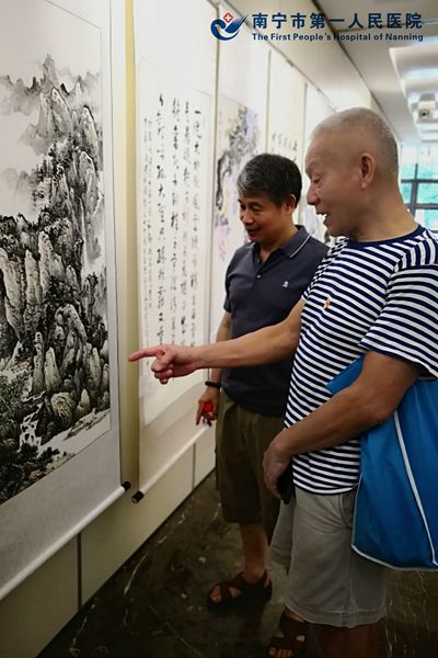 1.图为离退休党员观赏书画.jpg