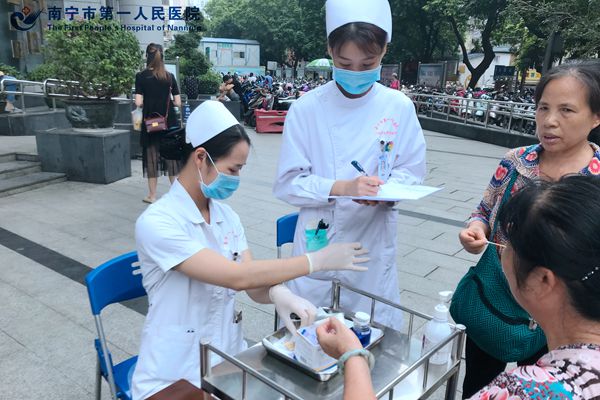 1.图为为居民免费测量血糖.jpg