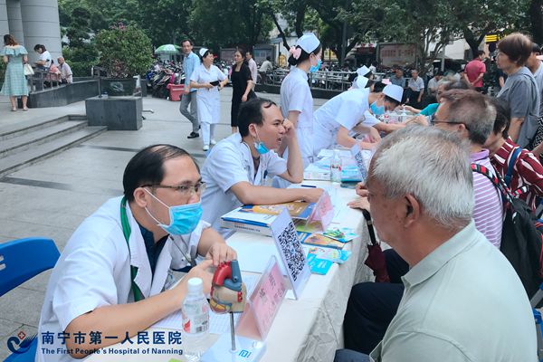 2.图为义诊医生为居民提供健康咨询.jpg