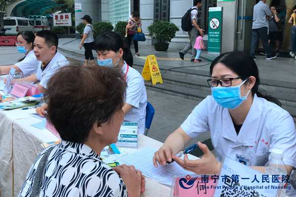 3.图为义诊医生为居民提供健康咨询.jpg