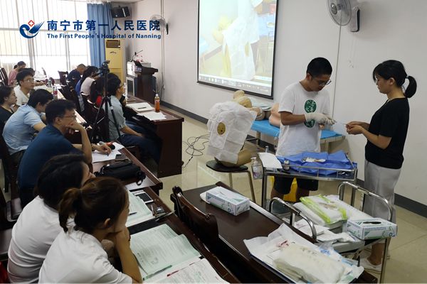 3.图为学员进行胸穿操作培训.jpg