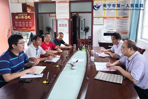 1.图为听取甘六村汇报扶贫工作近况.jpg