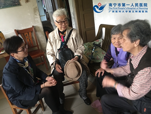 1.医院代表看望梁沛君同志.jpg