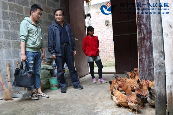 3.查看我院专项扶贫基金资助的贫困户家养殖业.jpg