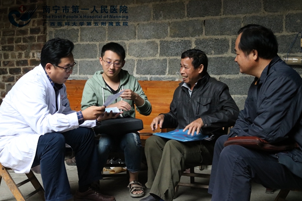 1.入户给贫困户患者复诊.jpg