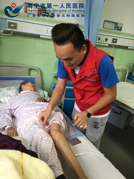 1.志愿者服务现场.jpg