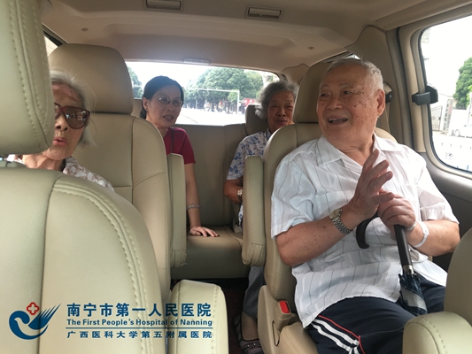 2.医院派专车接送老同志看电影.jpg