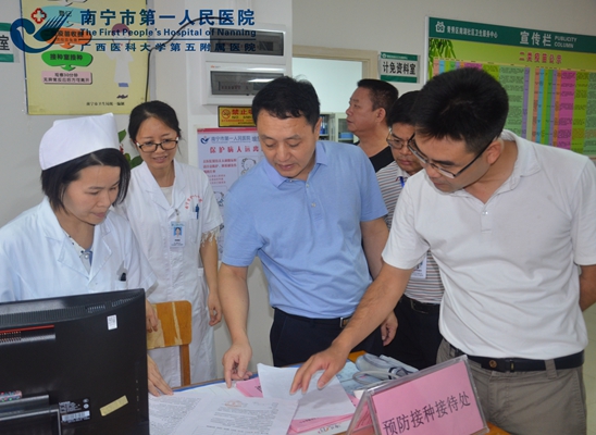 图3:督察组在南湖社区卫生服务中心进行督查.jpg