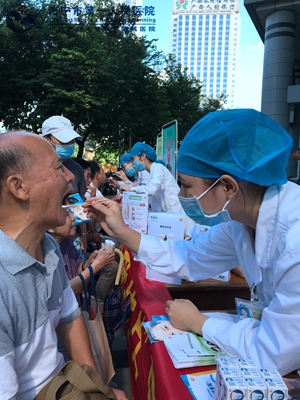 2.图为为居民做口腔检查.jpg