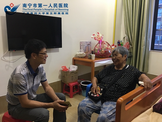 1.我院代表离退休陈剑球科长带队看望黄月琼.jpg