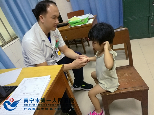 4岁厌食患儿边做治疗边与儿推医生聊天.jpg