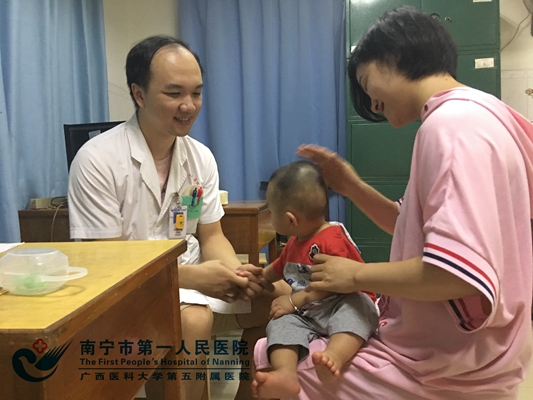 我院针灸科儿推医生在给快快小朋友做小儿推拿.jpg