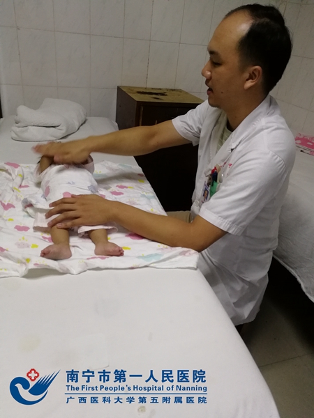 营养不良患儿在我院针灸科接受儿推治疗.jpg