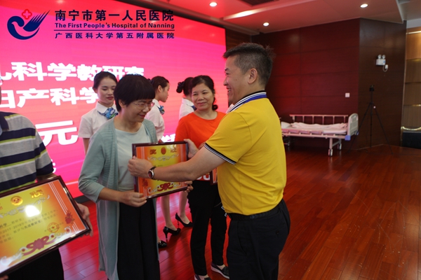 3.颁奖现场.jpg