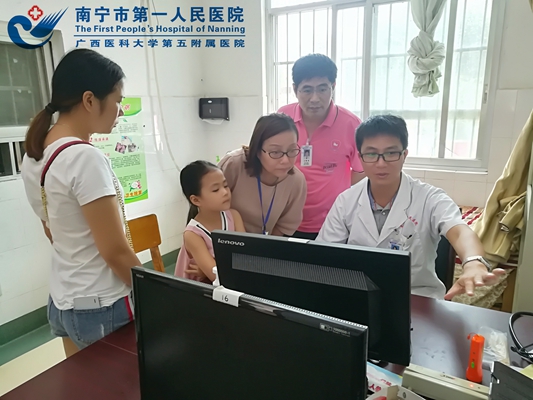 2.李家萱主任对门诊诊疗工作进行指导.jpg