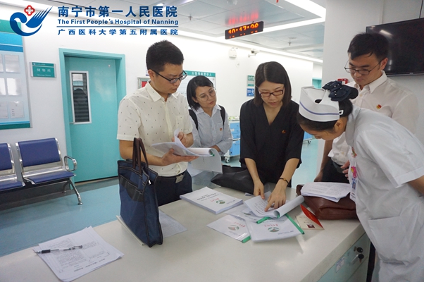 2.图为检查组查看老年病学科创号档案.jpg