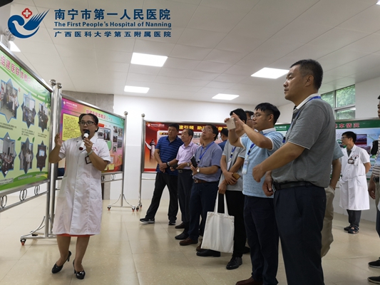 1.图为三塘镇卫生院韦冬梅院长在向全国医改经验交流会各代表介绍三塘镇卫生院的基本情况及医联体建设概况.jpg