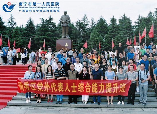 参观合影.jpg