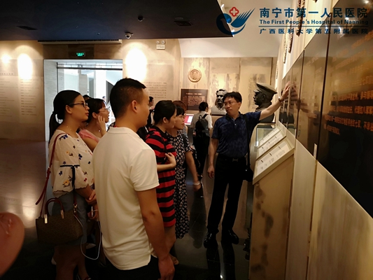 纪念馆里支部书记给我们授课.jpg
