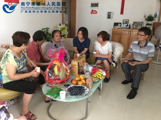 我院代表看望梁丽君同志.jpg