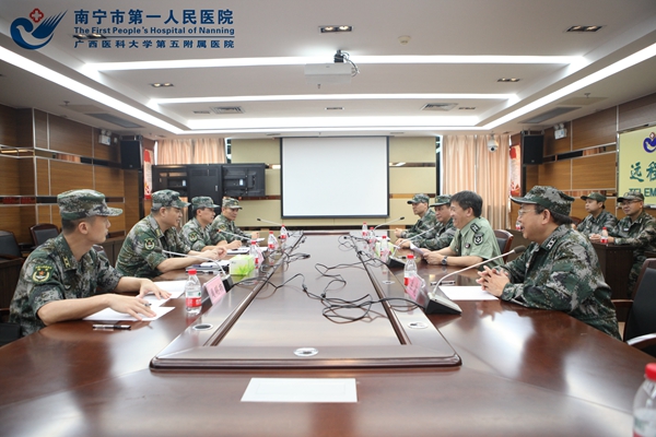 1.医院领导与部队首长进行座谈.jpg