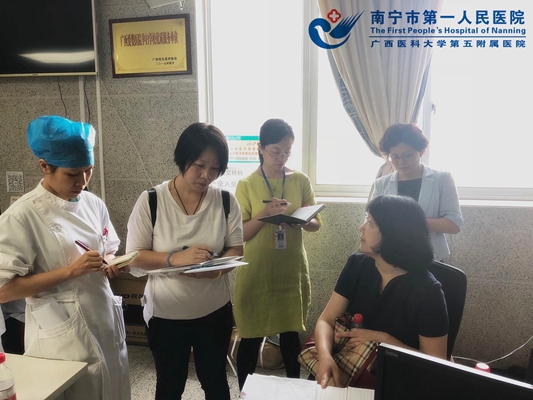 1.专家在孕妇学校指导工作.jpg