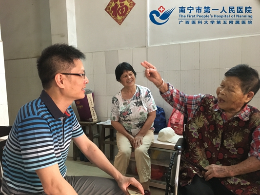 1.图为我院代表到陈阿姨家祝寿.jpg