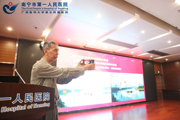 2.何小敏老师现场教授手机摄影技巧.jpg