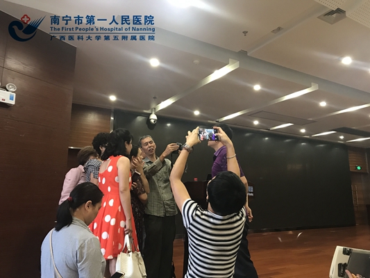 3.图为课后我院职工向何老师取经.jpg