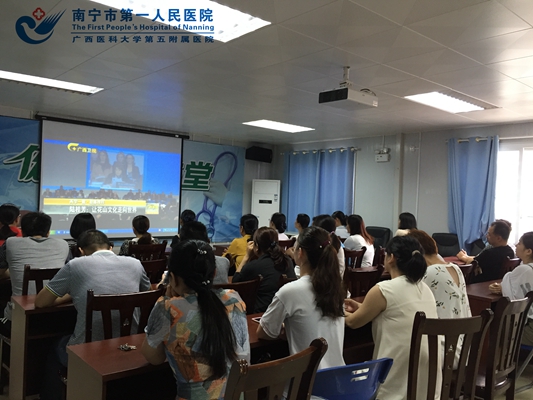 图2:观看廉洁警示教育片现场.jpg
