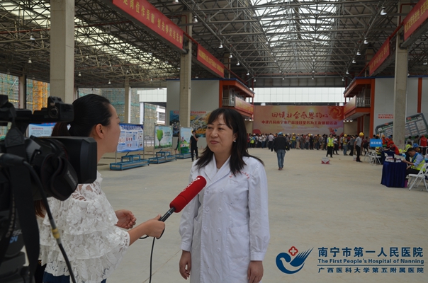 图2:埌东医院唐曼雪副院长接受记者采访.jpg